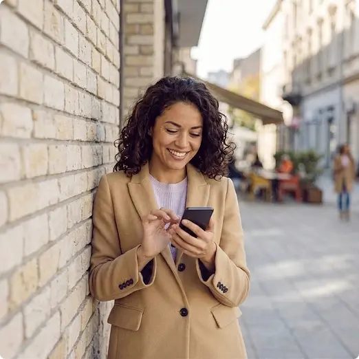 womem holding a phone with seguro viagem app